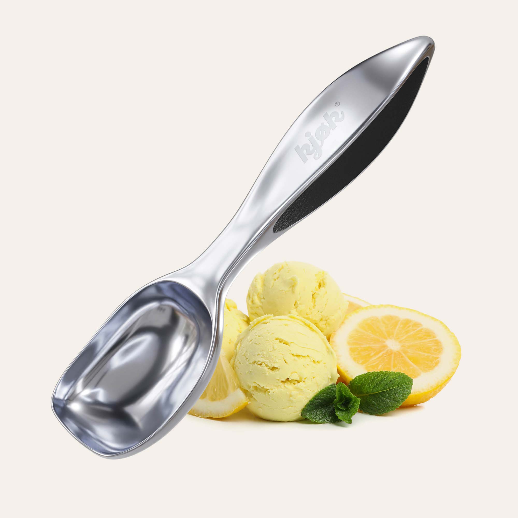 Hochwertiger Eislöffel von kjøk mit Zitroneneiskugeln im Hintergrund