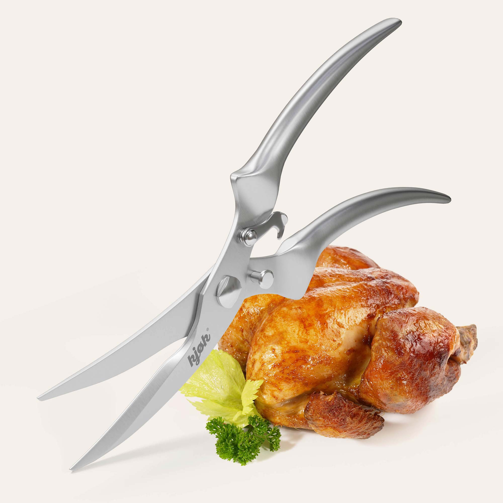 Geflügelschere von kjøk mit glänzendem Hühnerfleisch im Hintergrund