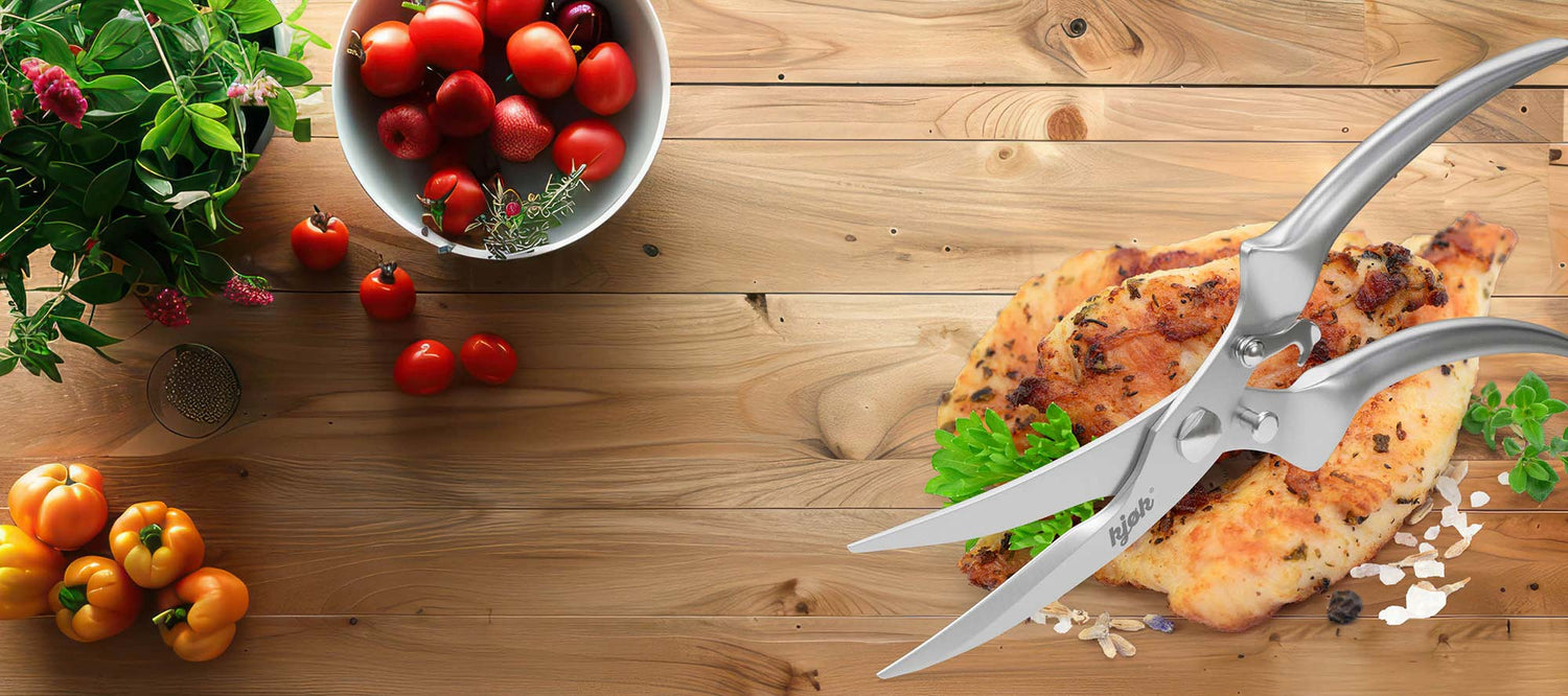 Holzbrett mit Gemüse und Deko, darauf fertige Hühnerfilets und kjøk Geflügelschere