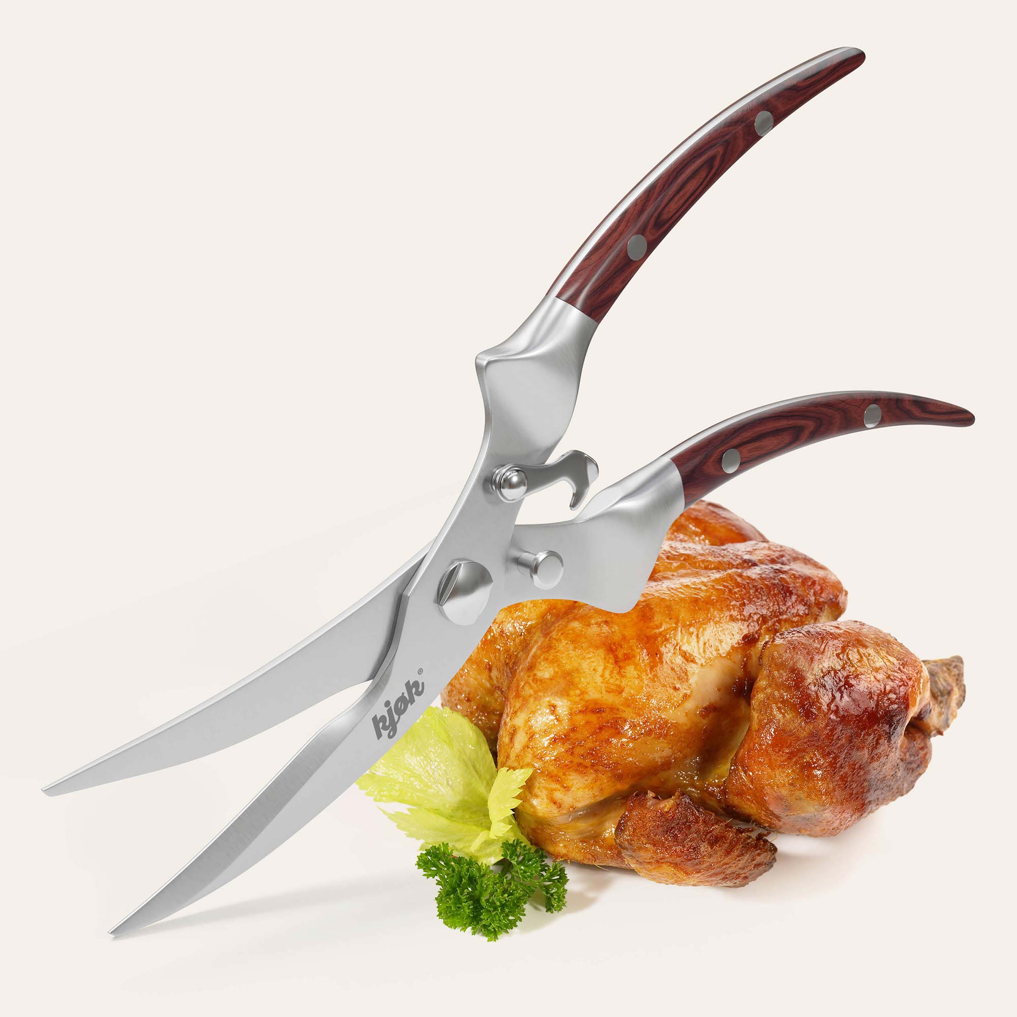 Geflügelschere von kjøk mit Holzgriffen, im Hintergrund zubereitetes Geflügel