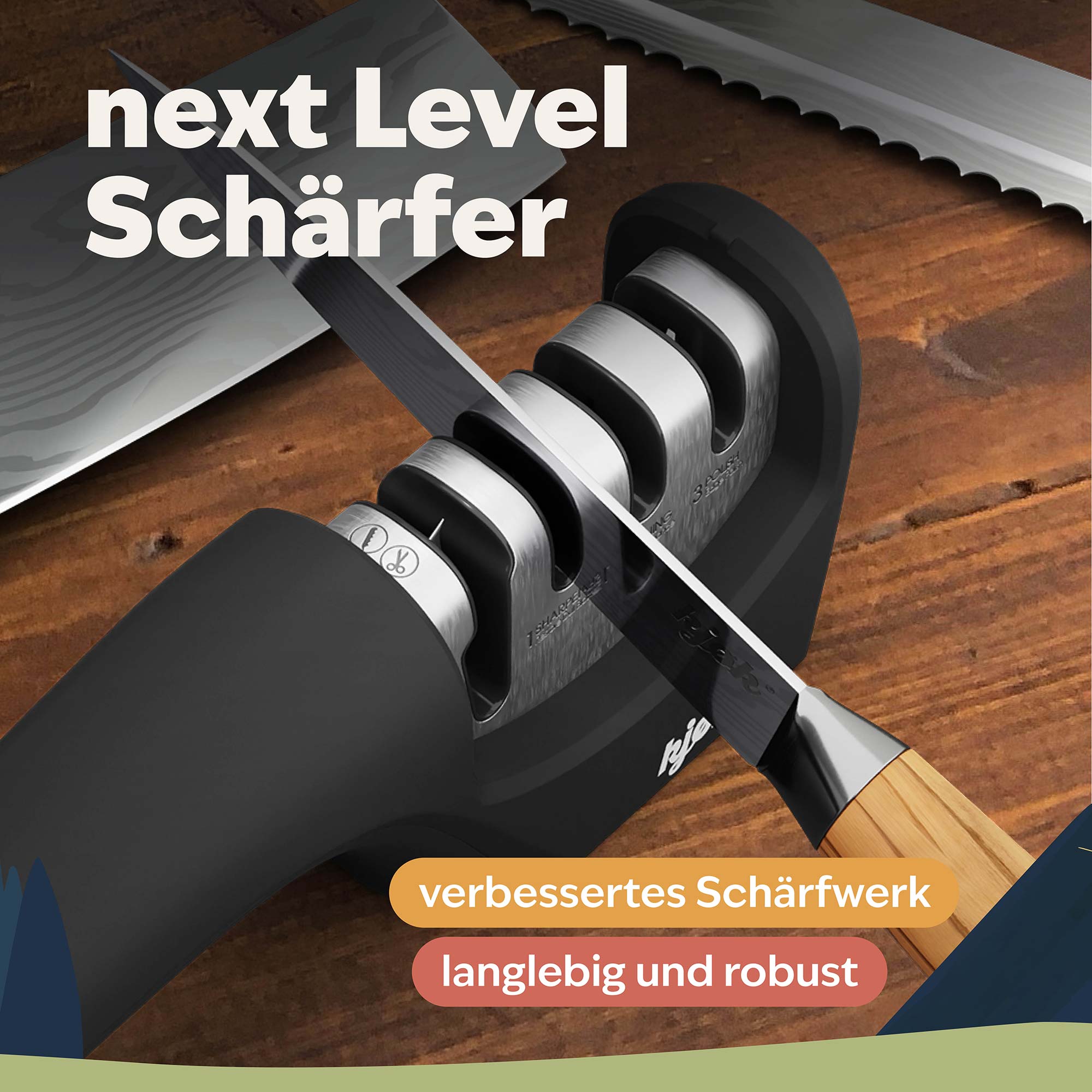 Messerschärfer für Küchenmesser und Scheren – 4-in-1 Schärfsystem für scharfe Klingen steht auf Holzplatte und schärft kleines kjøk Messer, dahinter liegen ein Chefmesser und ein Brotmesser