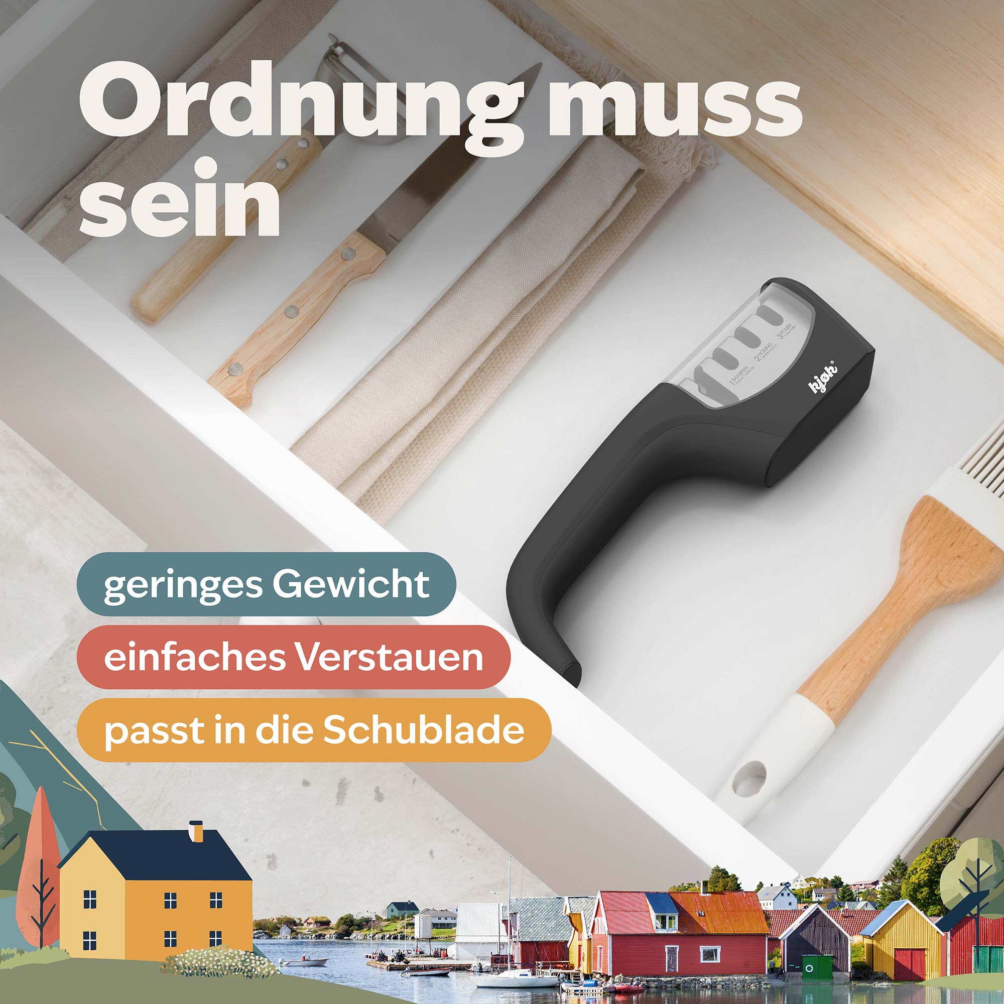 Messerschärfer mit Schutzkappe liegt in Küchenschublade zwischen anderen Kochutensilien