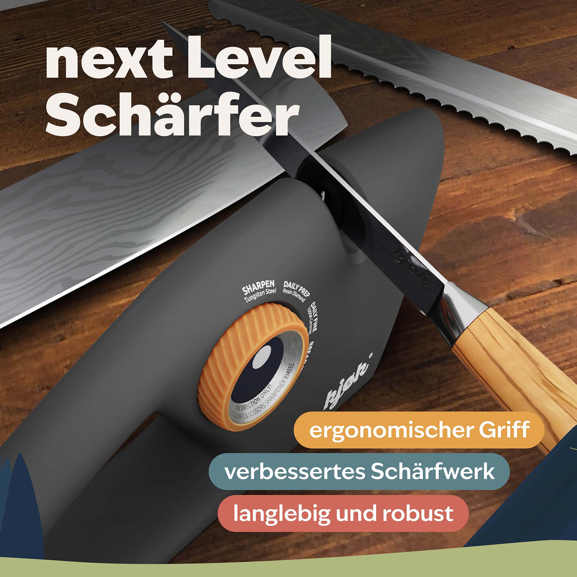 Messerschärfer von kjøk schärft kleines Messer, im Hintergrund Chefmesser und Brotmesser