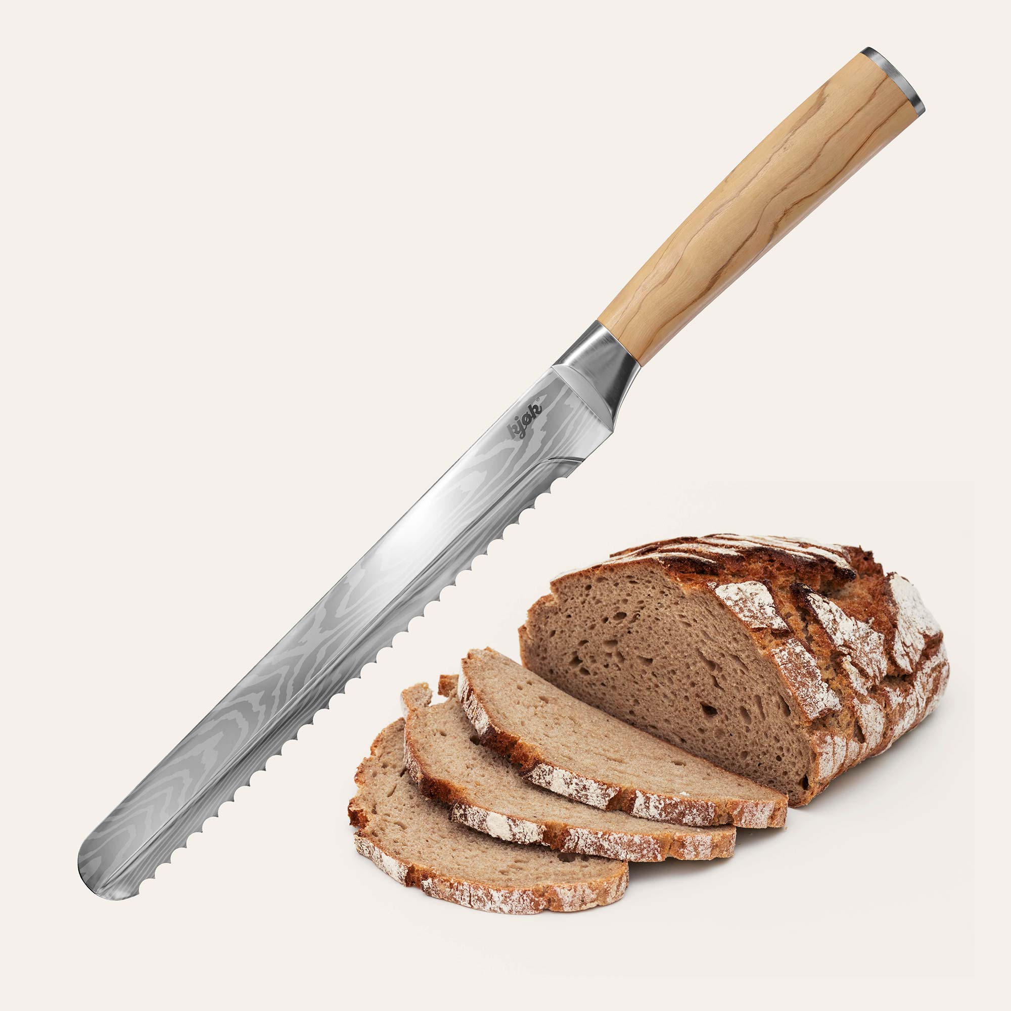 Kjøk Brotmesser mit Holzgriff und frischem Brot auf hellem Hintergrund
