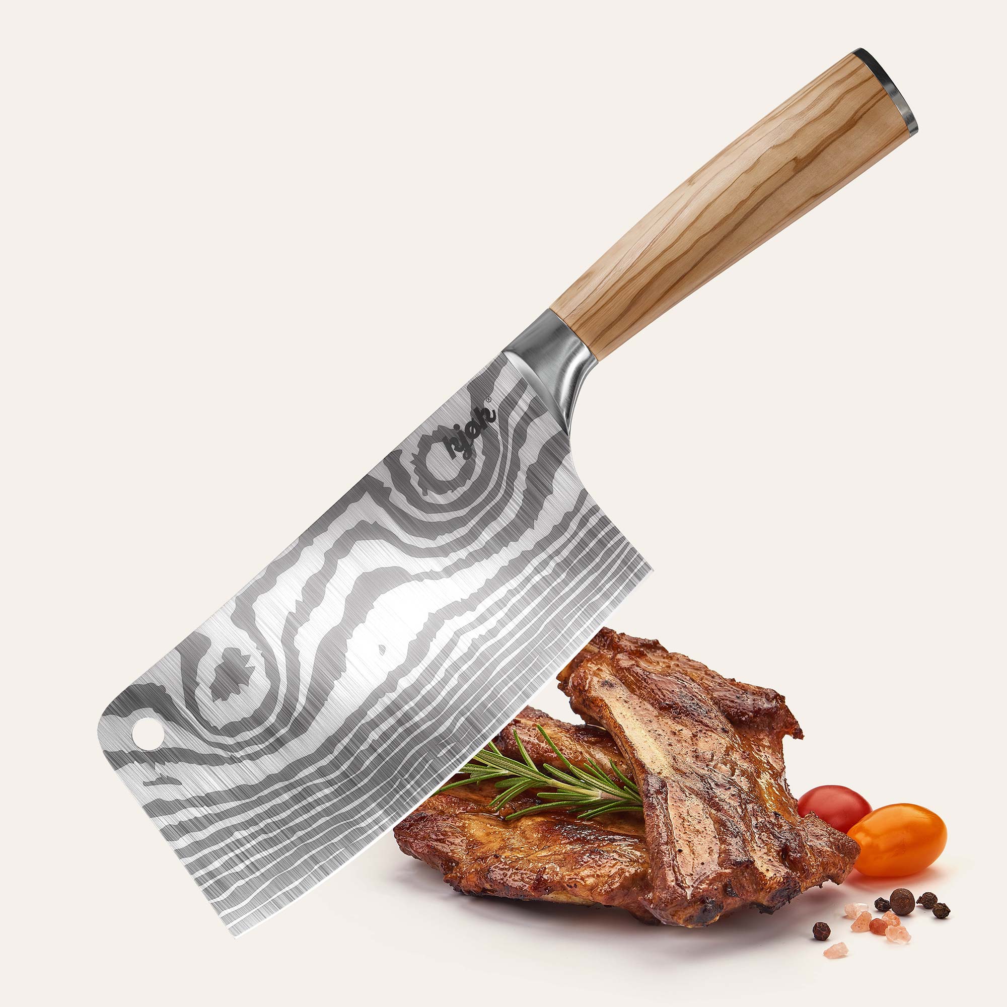 Kjøk Fleischbeil mit Damaststruktur und Holzgriff neben Grillfleisch und Tomaten