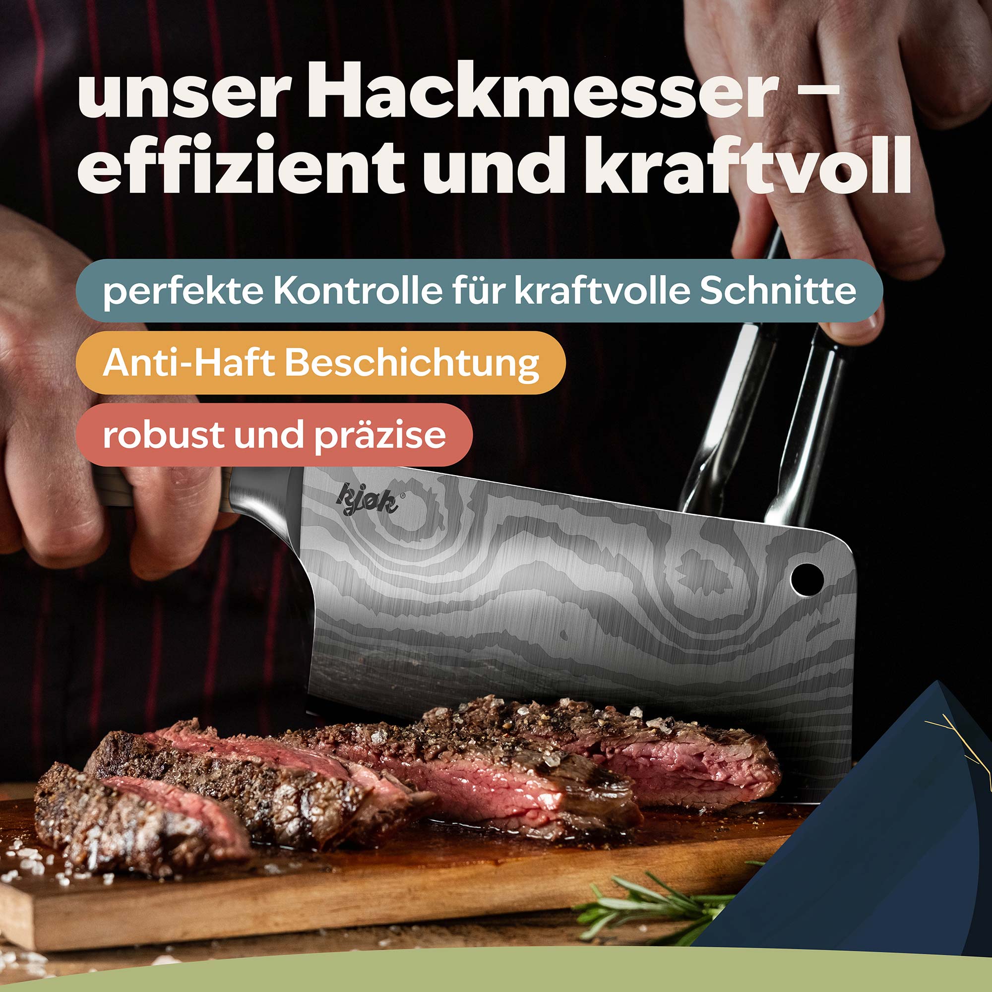 Hackmesser mit Damastoptik schneidet saftiges Steak auf Holzbrett, Hand im Einsatz