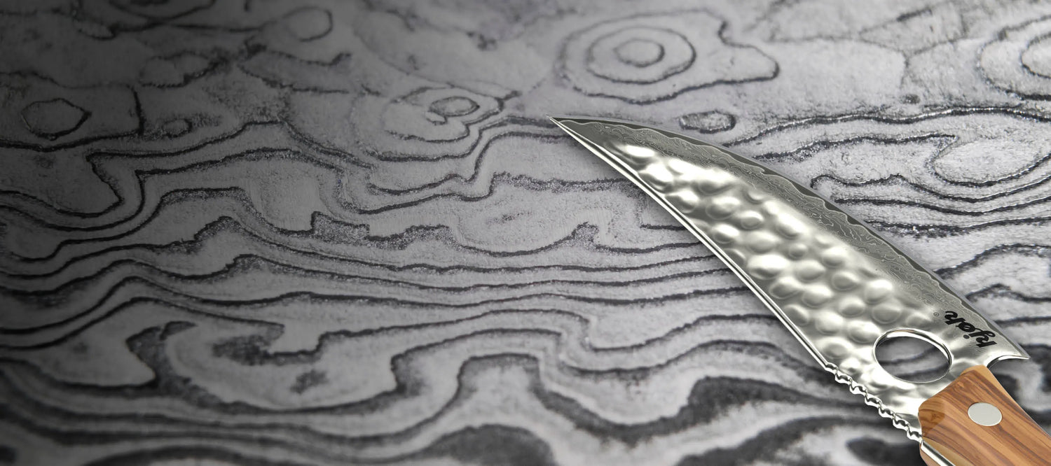 Nahaufnahme der 67-lagigen Damastklinge eines kjøk Messers – markante Struktur und feine Schmiedemaserung aus Edelstahl