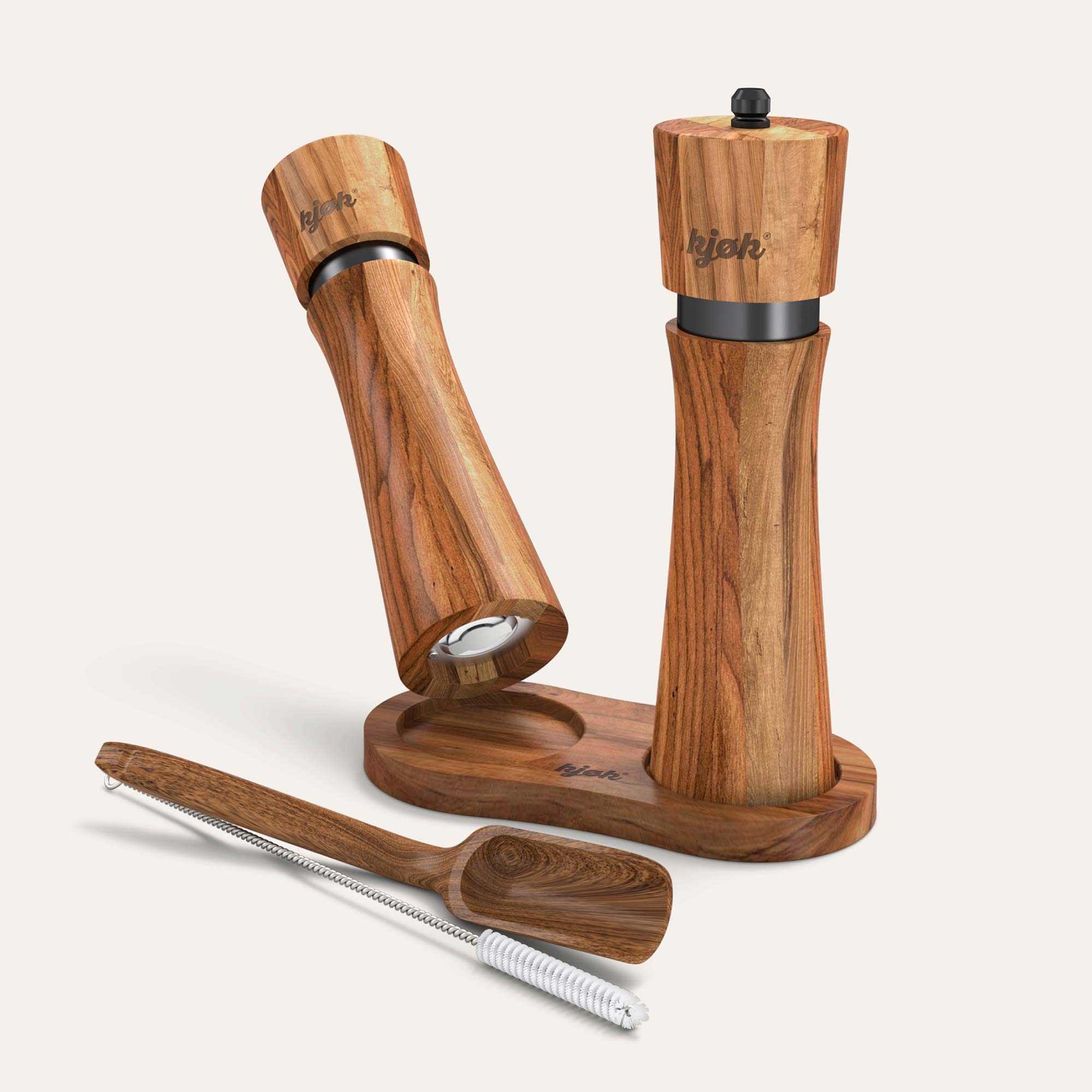 Mühlenset von kjøk auf Holzhalterung mit passendem Gewürzschöpfer und Reinigungsbürste davor