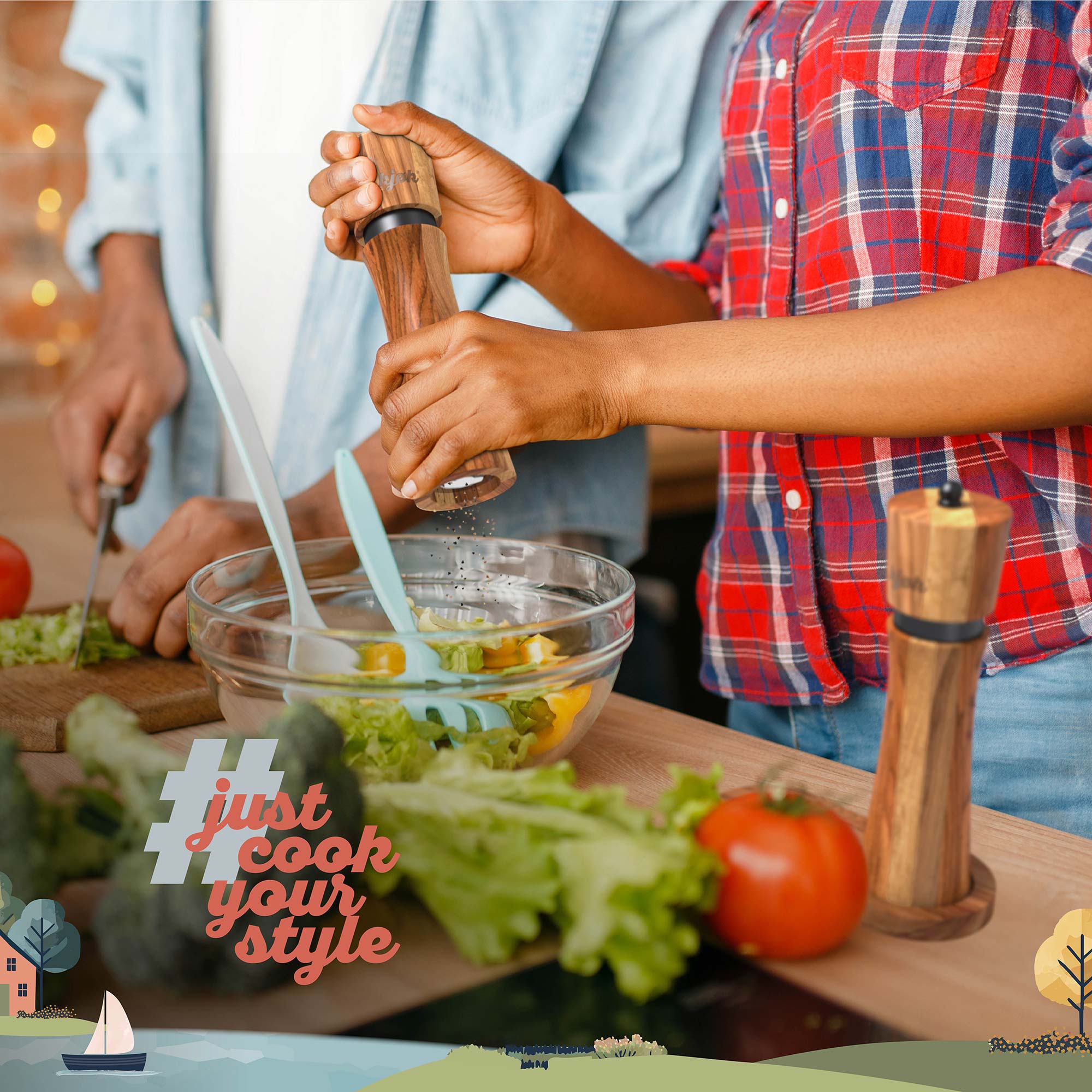 Person dreht die Salz- und Pfeffermühle von kjøk und würzt damit einen Salat, im Hintergrund schneidet andere Person Salatblätter