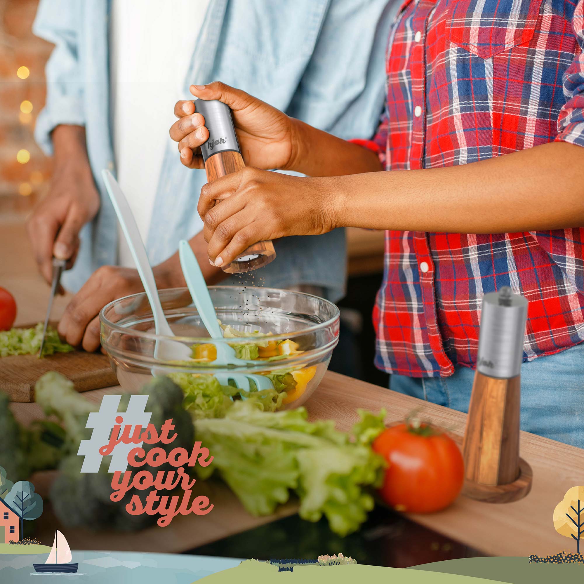 Person dreht die Salz- und Pfeffermühle von kjøk und würzt damit einen Salat, im Hintergrund schneidet andere Person Salatblätter