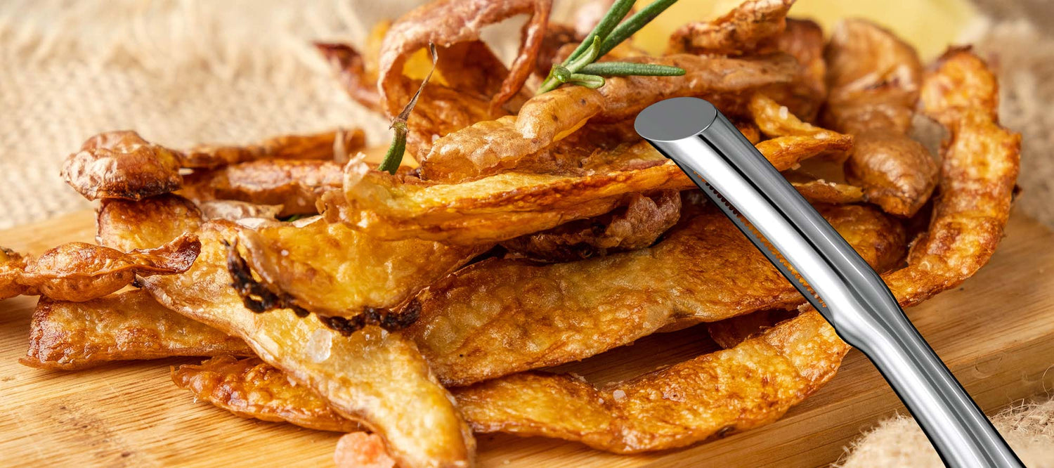 Knusprige Kartoffelschalen-Chips mit Rosmarin, serviert auf Holzbrett – kreative Resteverwertung mit dem kjøk Gemüseschäler aus Edelstahl