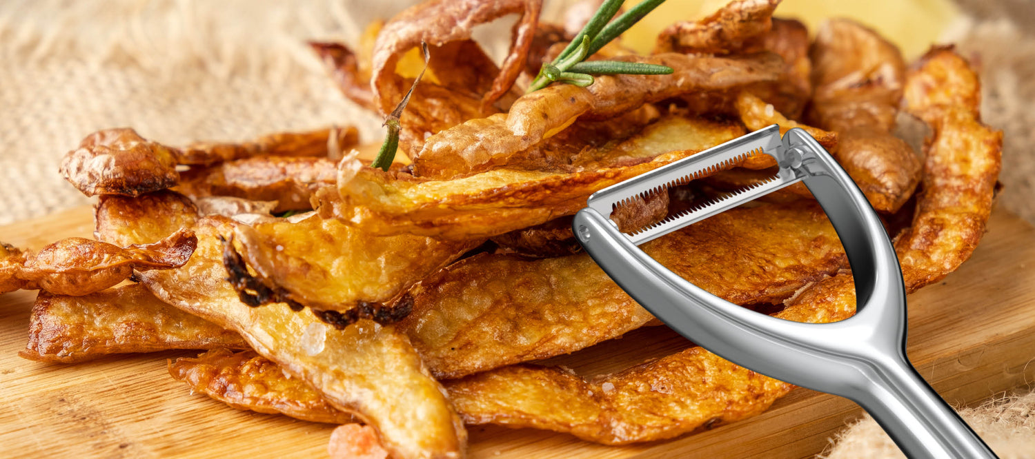 Knusprige Kartoffelschalen auf Holzbrett, daneben ein scharfer Edelstahl-Sparschäler von kjøk – perfekt für kreative Resteverwertung in deiner Küche