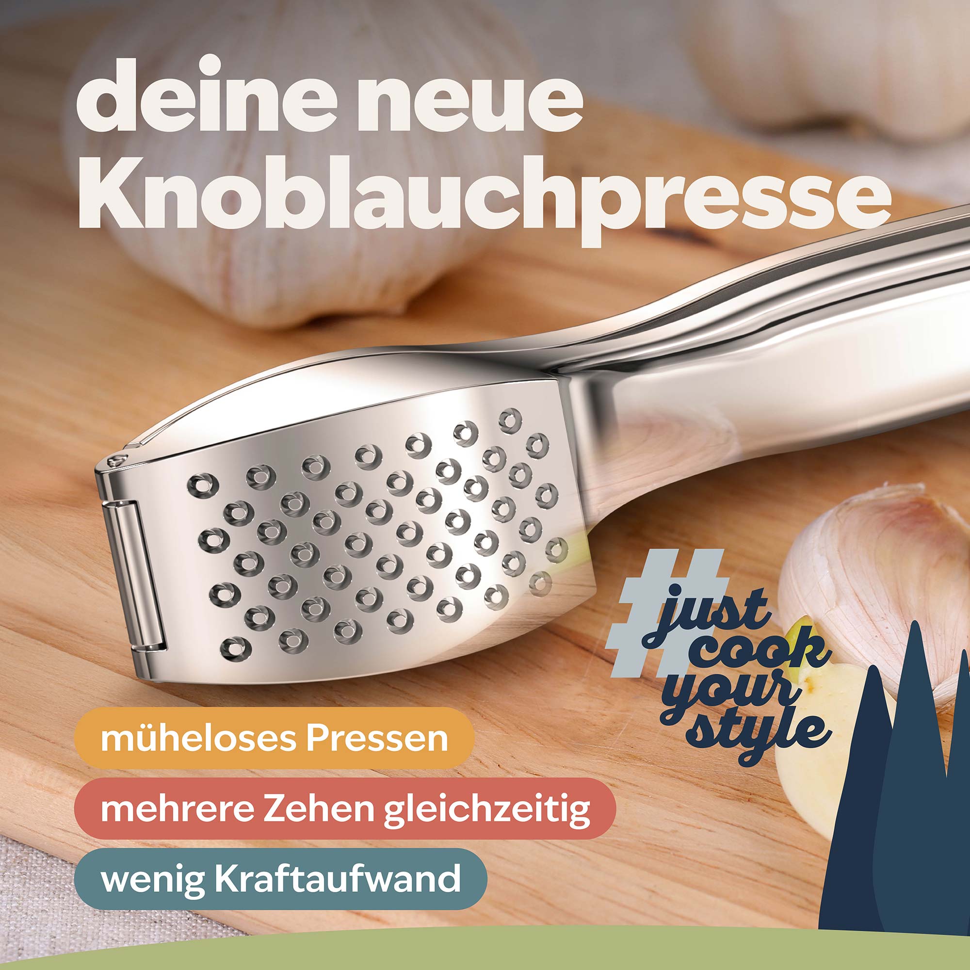 Knoblauchpresse auf Holzbrett neben frischen Knoblauchzehen