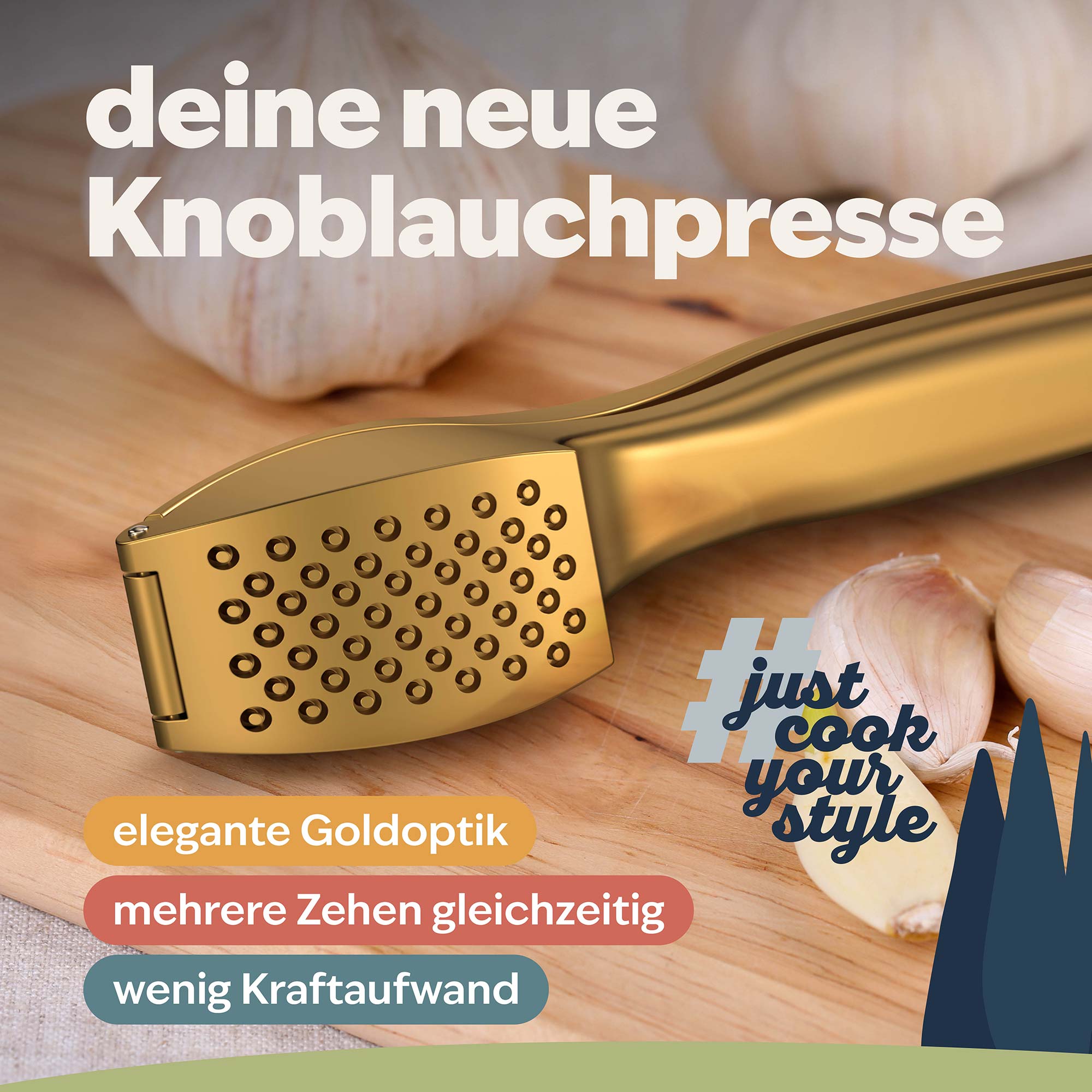 Goldene Knoblauchpresse auf Holzbrett neben frischen Knoblauchzehen
