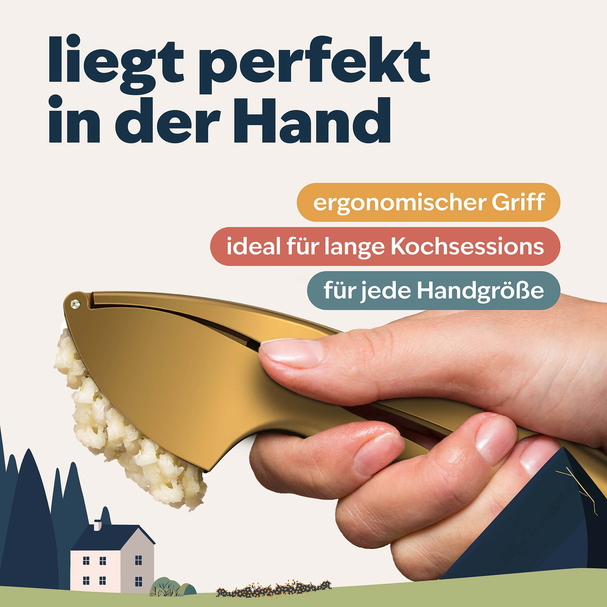 Hand hält goldene Knoblauchpresse mit frisch gepresstem Knoblauch