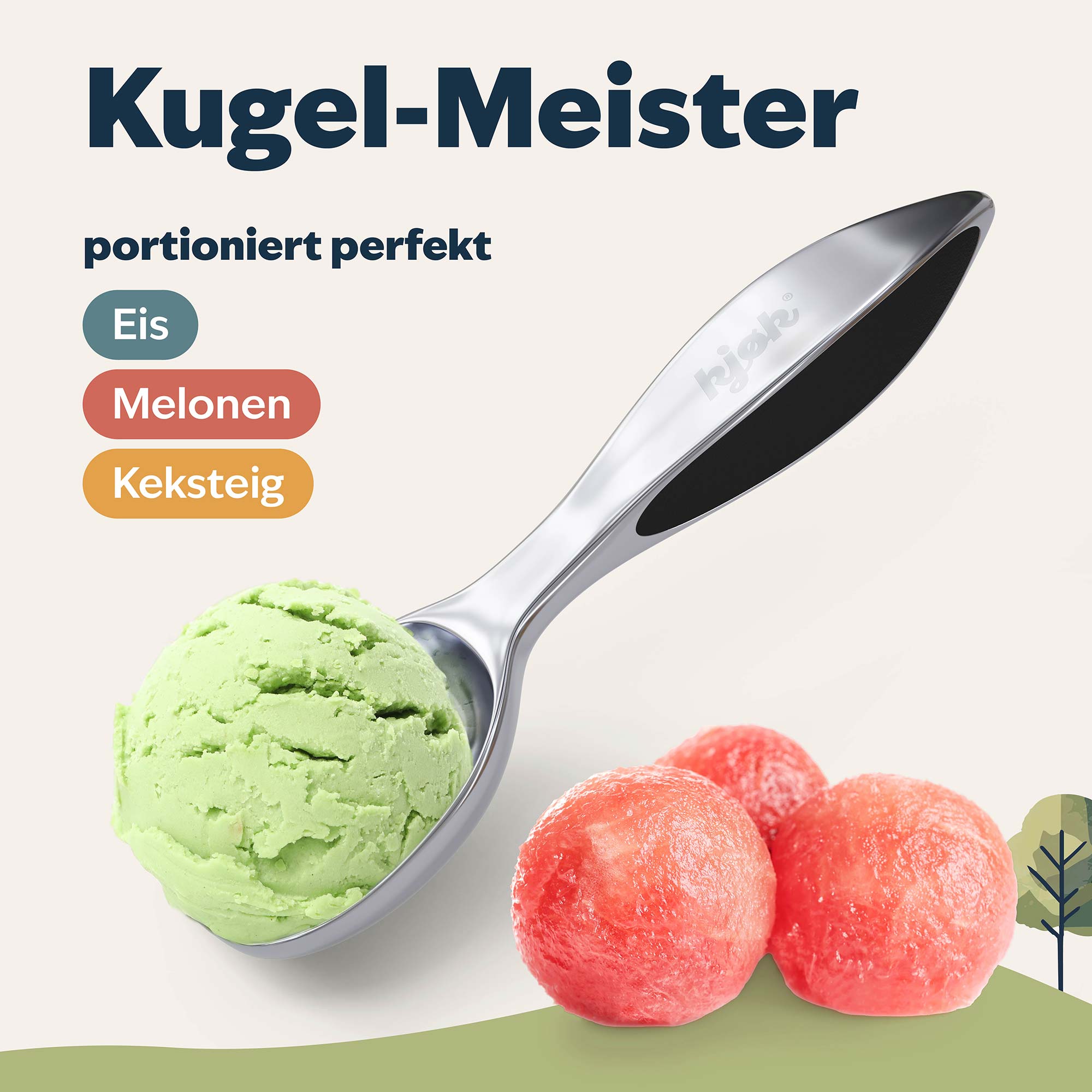 Hochwertiger Eisportionierer von kjøk hält Pistazieneiskugel. Drei geformte Kugeln aus Wassermelone im Vordergrund