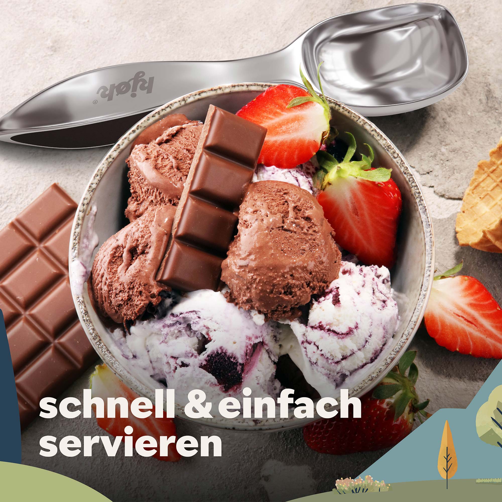 Schüssel mit Eis und garniert mit Erdbeeren und Schokolade, daneben kjøk Eislöffel