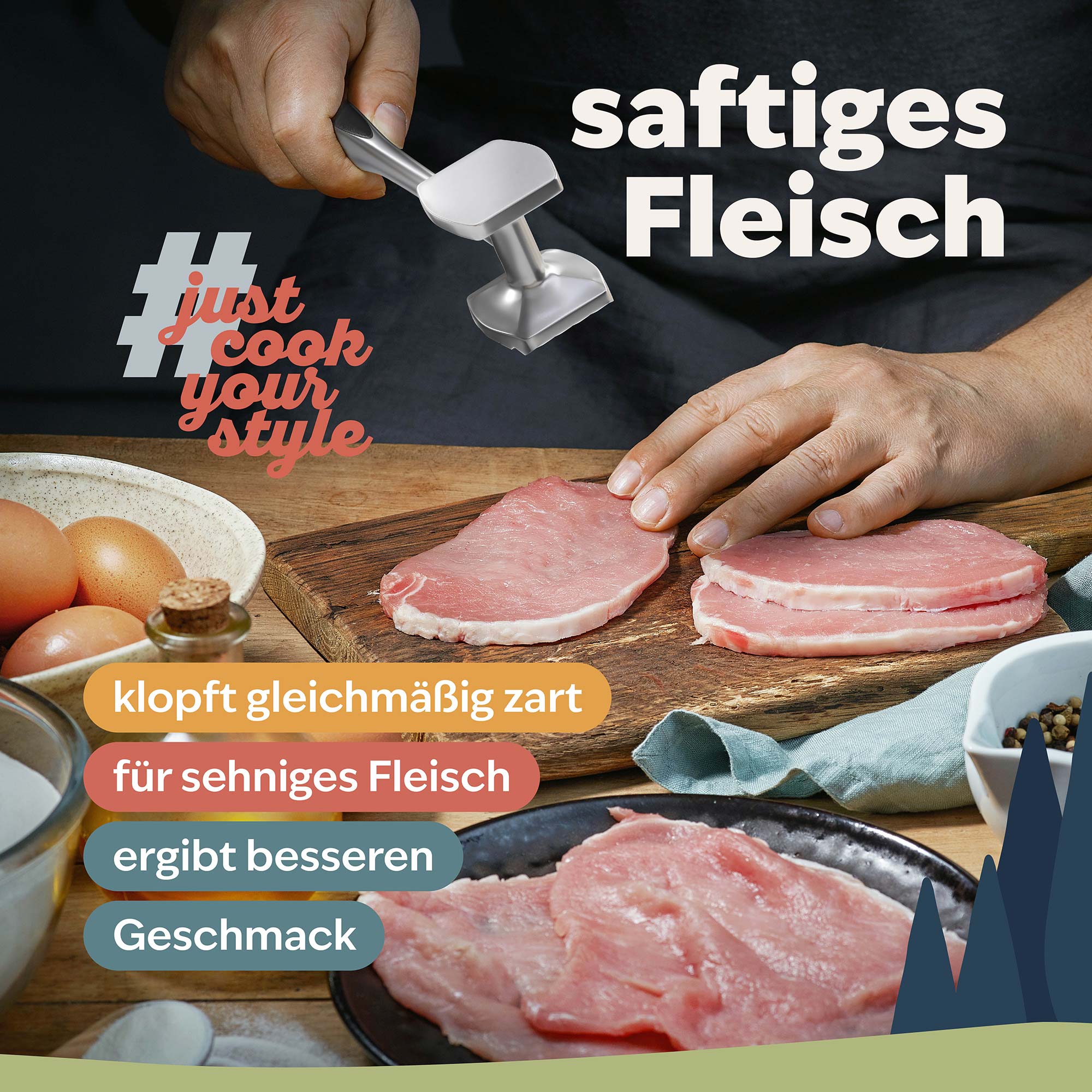 Mann hält Fleischklopfer von kjøk und klopft Fleischfilets auf Holzbrett, daneben Zutaten zum Kochen
