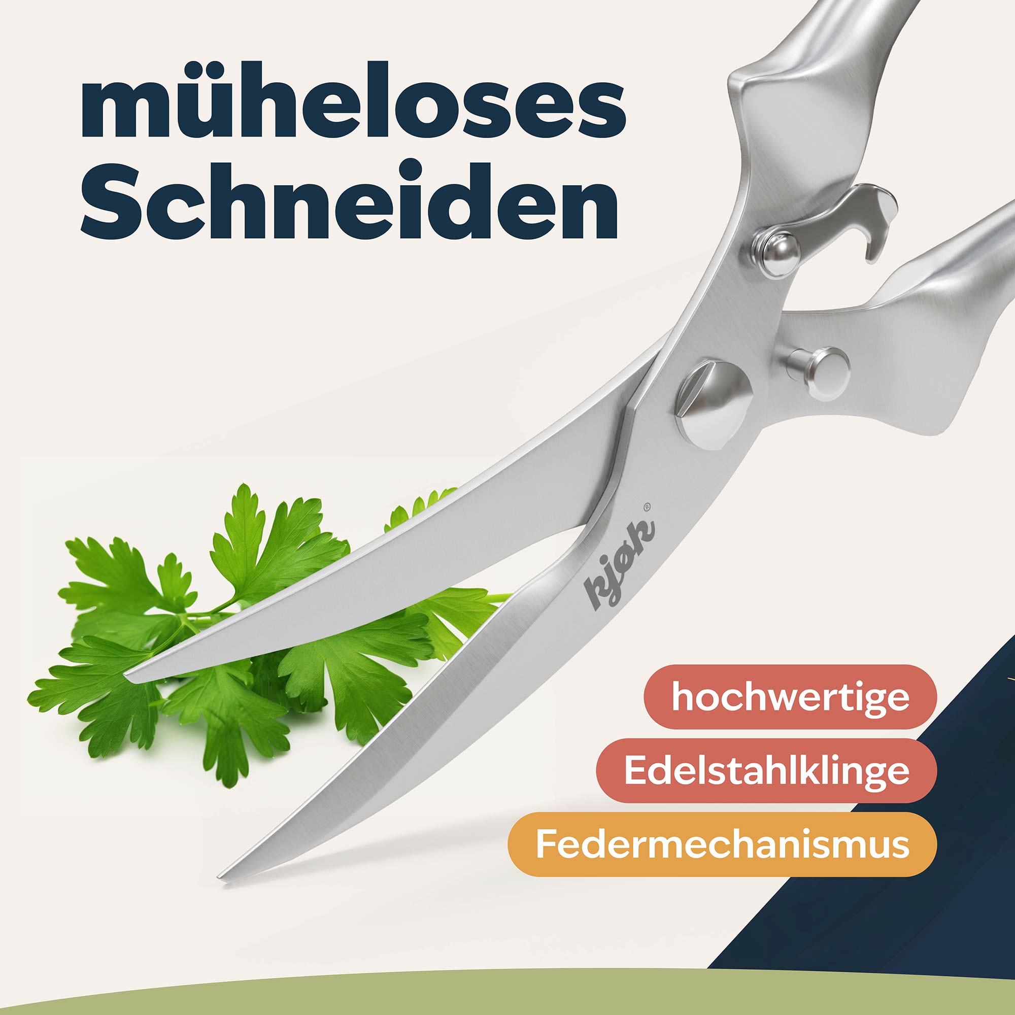 Nahaufnahme Schneide der Geflügelschere mit Kräutern im Hintergrund