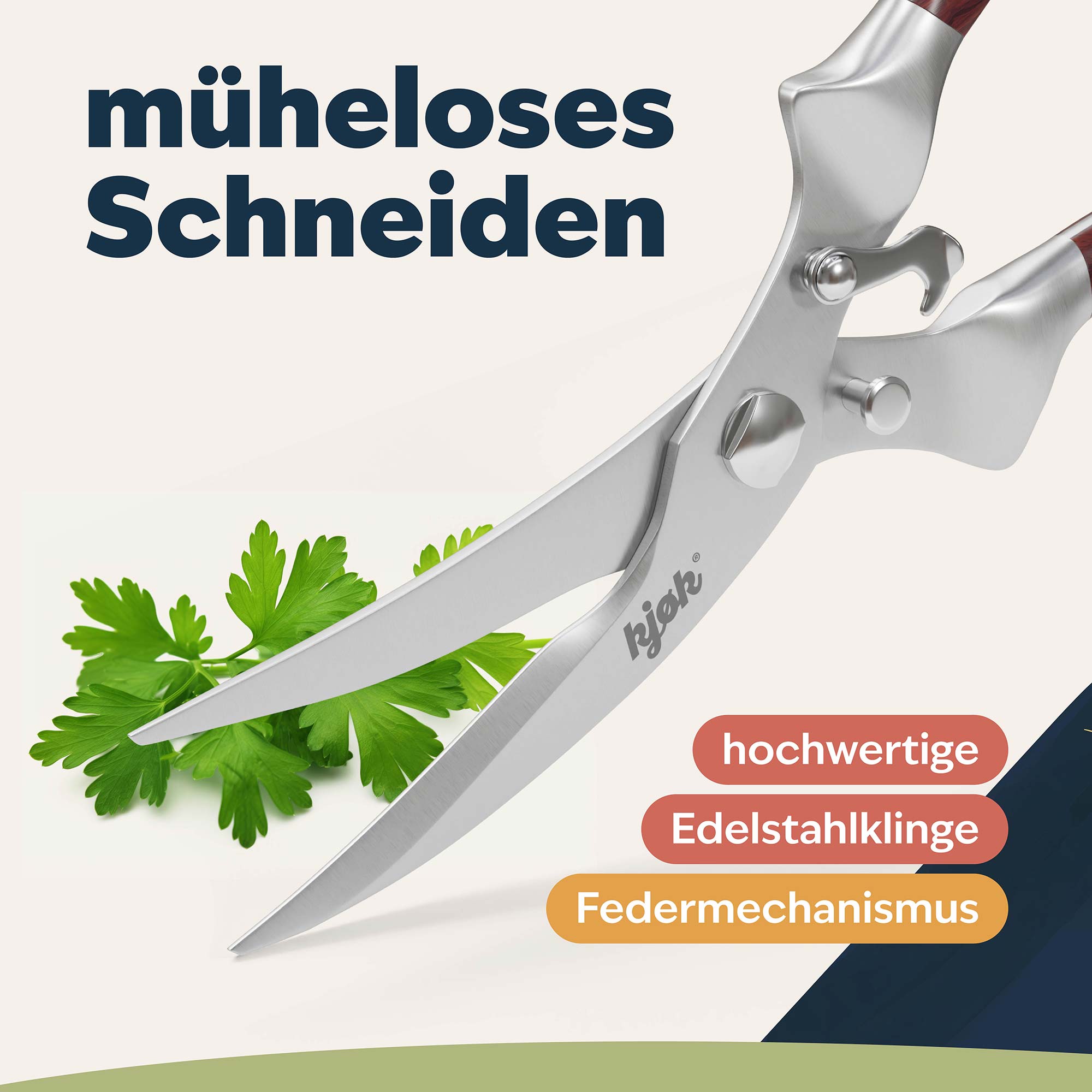 Nahaufnahme Schneide Geflügelschere, dahinter Kräuter