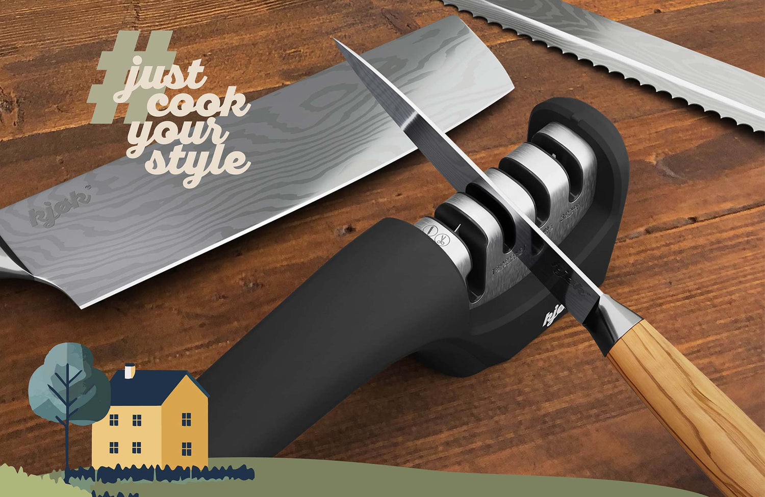 Messerschärfer steht auf Holzplatte und schärft kleines kjøk Messer, dahinter liegen ein Chefmesser und ein Brotmesser