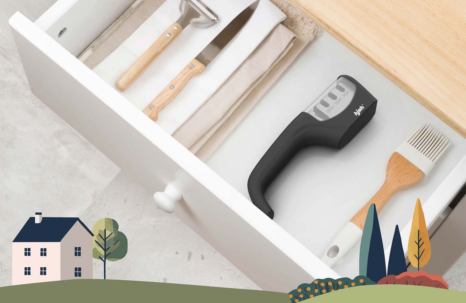 Messerschärfer mit Schutzkappe liegt in Küchenschublade zwischen anderen Kochutensilien