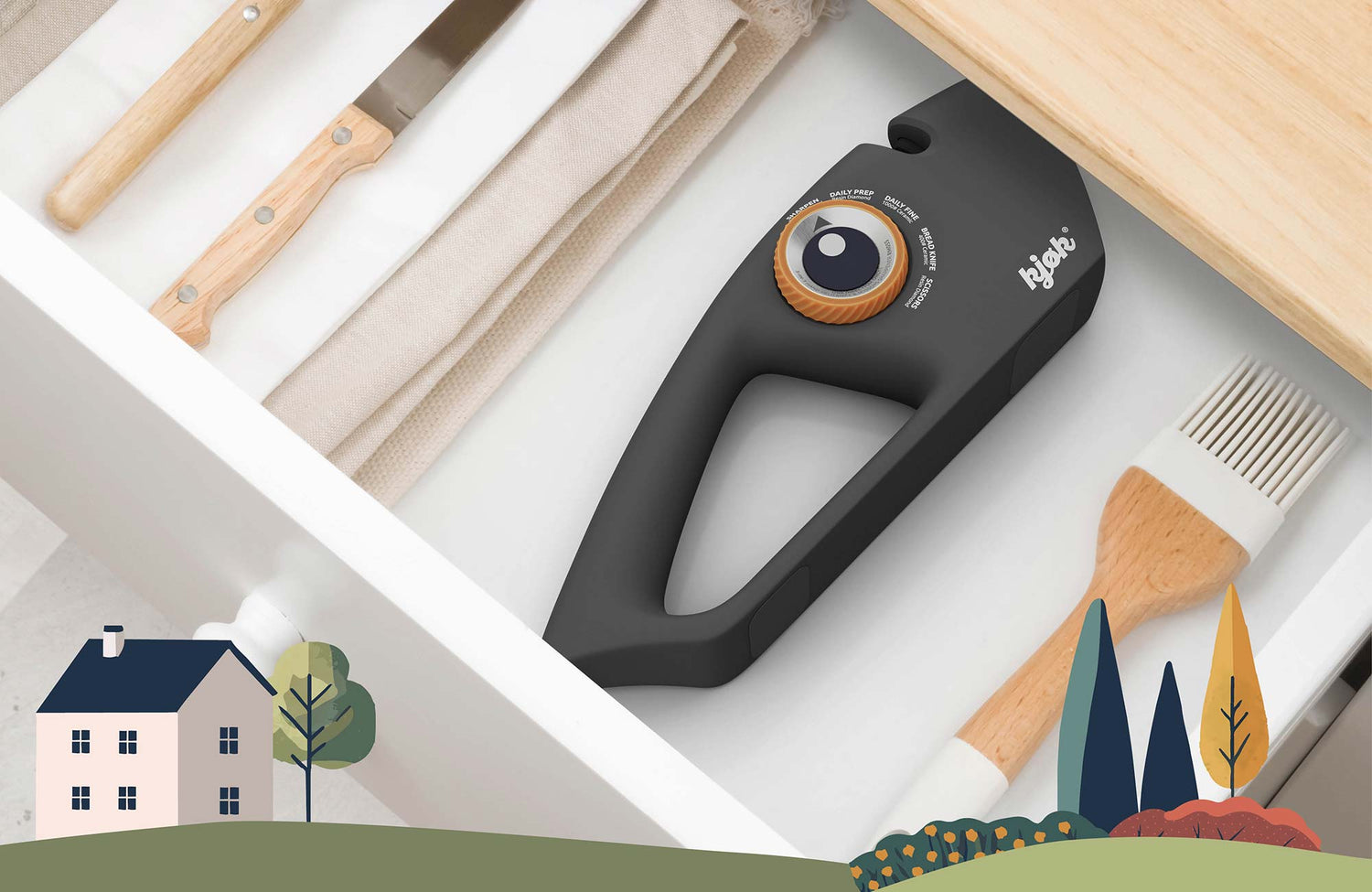 Messerschärfer liegt in Küchenschublade zwischen anderen Utensilien