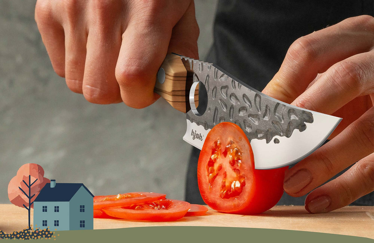 Grillmesser schneidet Tomate in feine Scheiben