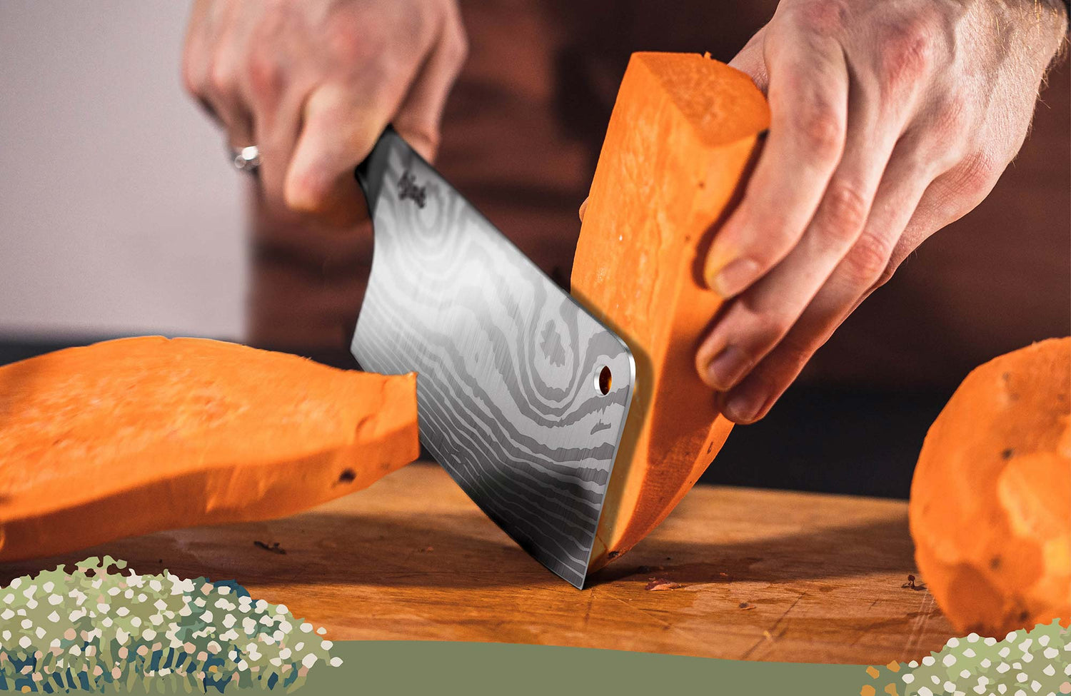 Hackmesser mit Damastklingen-Optik teilt Süßkartoffel auf Holzbrett, kräftiger Griff beim Schneiden
