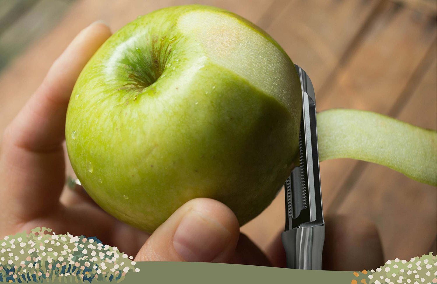 Grüner Apfel wird mit dem kjøk Sparschäler aus Edelstahl geschält – präzises und müheloses Schälen im natürlichen Küchenmoment mit #justcookyourstyle