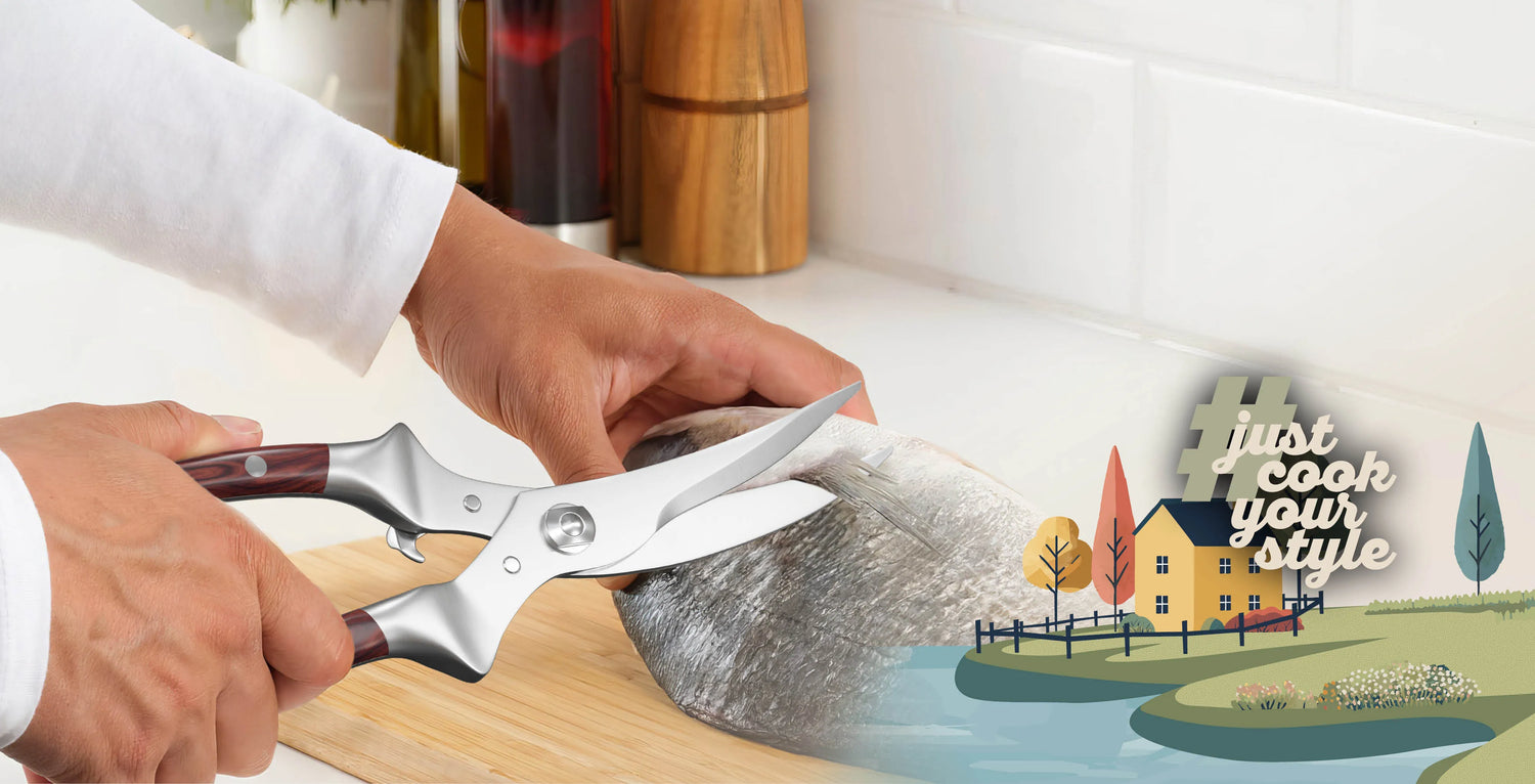 Hochwertige Geflügelschere mit Edelstahlklingen und ergonomischem Holzgriff beim Schneiden eines frischen Fisches auf einem Holzbrett in einer modernen Küche
