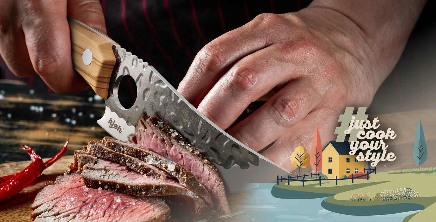Japanisches Küchenmesser mit gehämmerter Klinge und Olivenholzgriff beim Schneiden von saftigem, medium-rare gebratenem Steak auf einem Holzbrett – präzises Schneidewerkzeug für Fleischliebhaber.