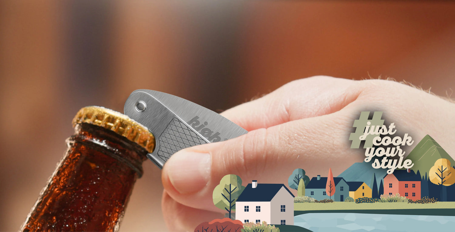 kjøk Flaschenöffner aus Edelstahl beim Öffnen einer Bierflasche – robustes Design für stilvolle Genussmomente