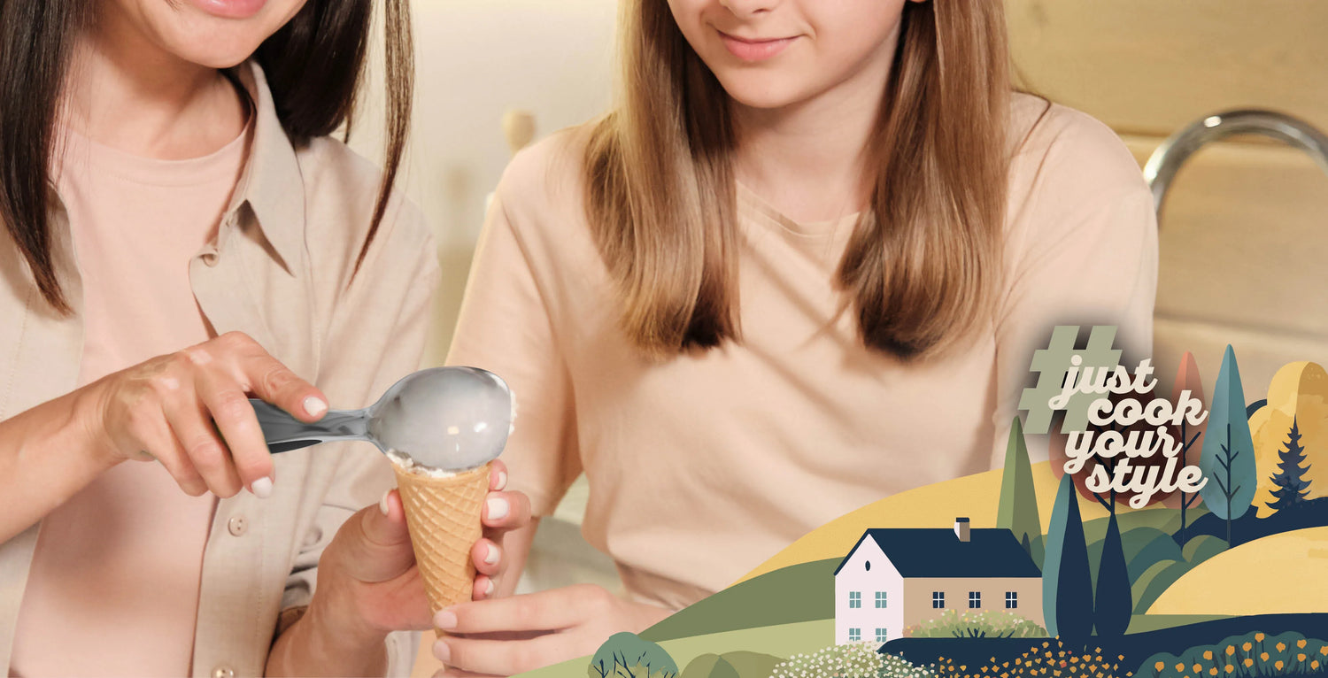 kjøk Eiskugelformer aus Edelstahl beim Portionieren von Vanilleeis in eine Waffel – perfekt für kreative Dessertmomente mit #justcookyourstyle