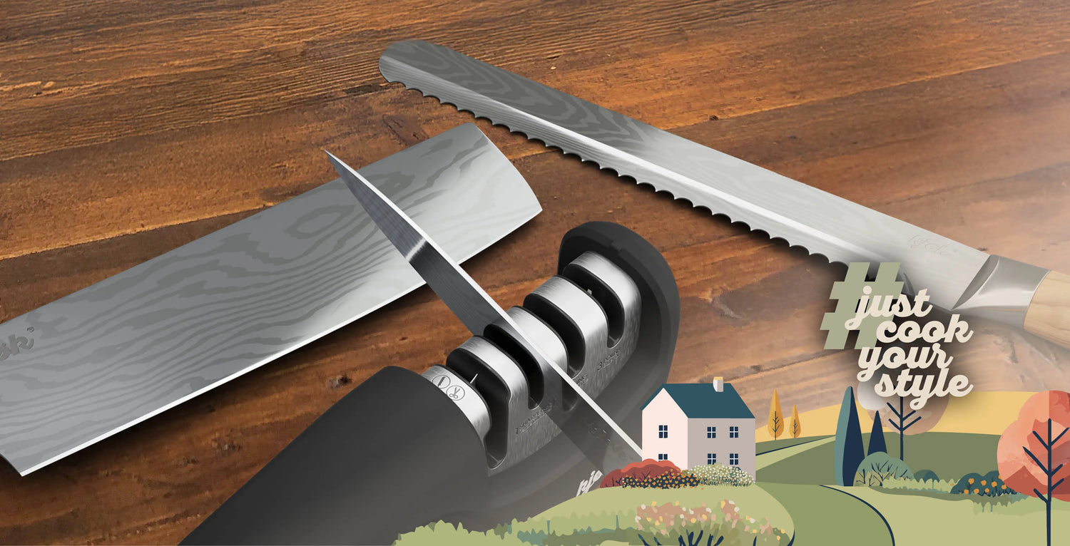 kjøk Messerschärfer in Verwendung mit Küchenmessern in Damastoptik – für dauerhaft scharfe Klingen und präzises Schneiden