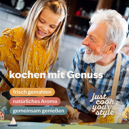Gemeinsames Kochen in der Küche mit Salz- und Pfeffermühle auf dem Tisch