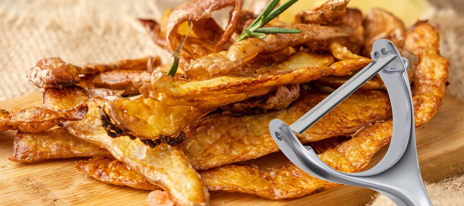 Kartoffelschäler in Nahaufnahme vor frittierten Kartoffelschalen-Chips