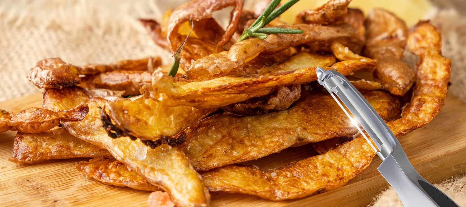 schmaler Sparschäler in Nahaufnahme vor frittierten Kartoffelschalen-Chips