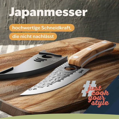 Japanmesser mit Klingenschutz und Olivenholzgriff auf Holzbrett