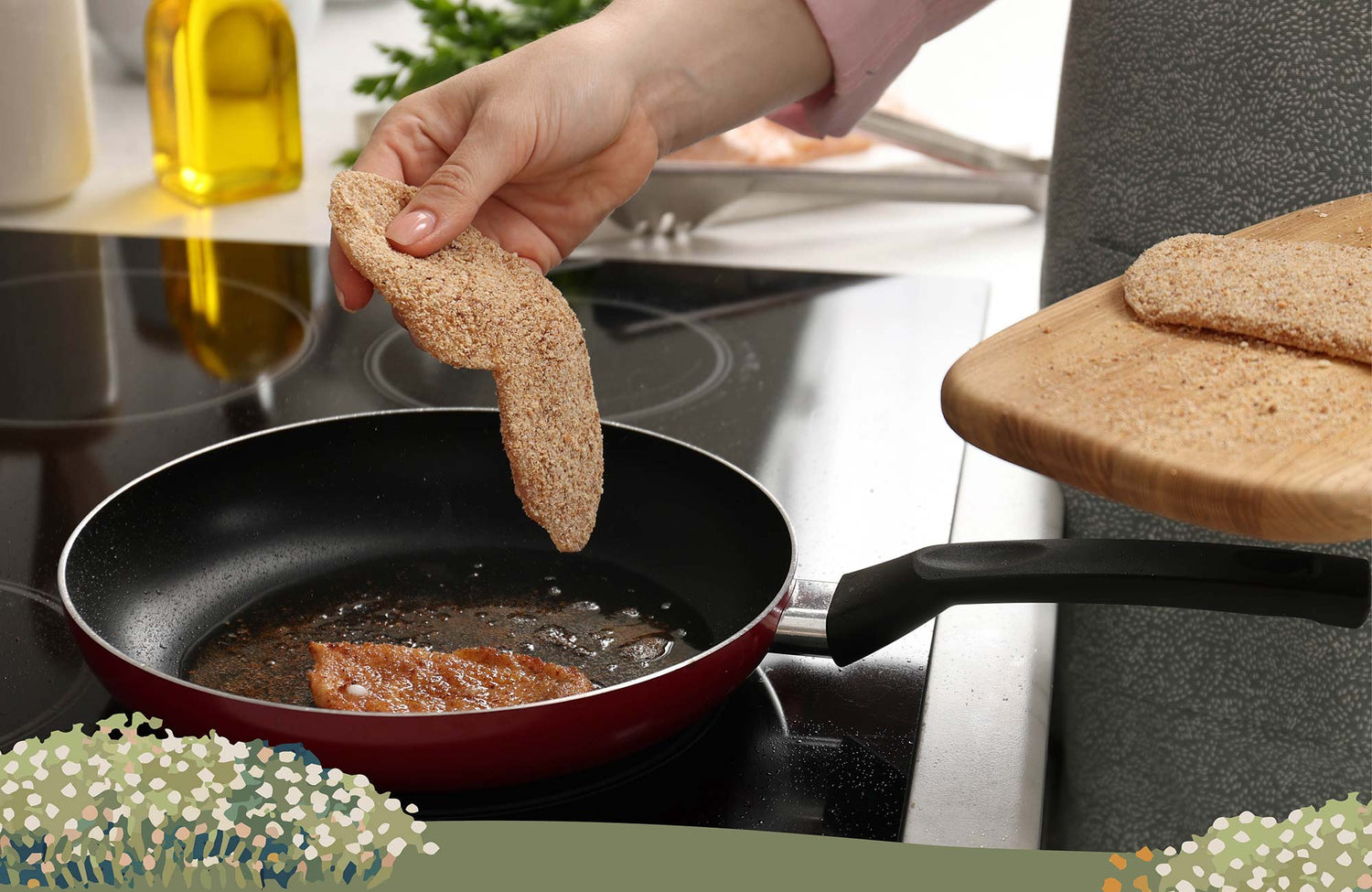 Hand legt paniertes Schnitzel in heiße Pfanne