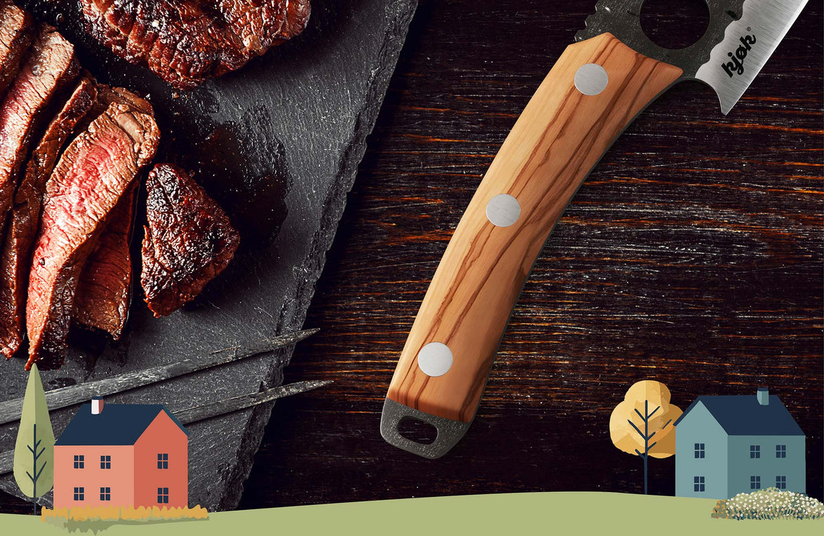 Grillmesser neben gegrilltem Fleisch